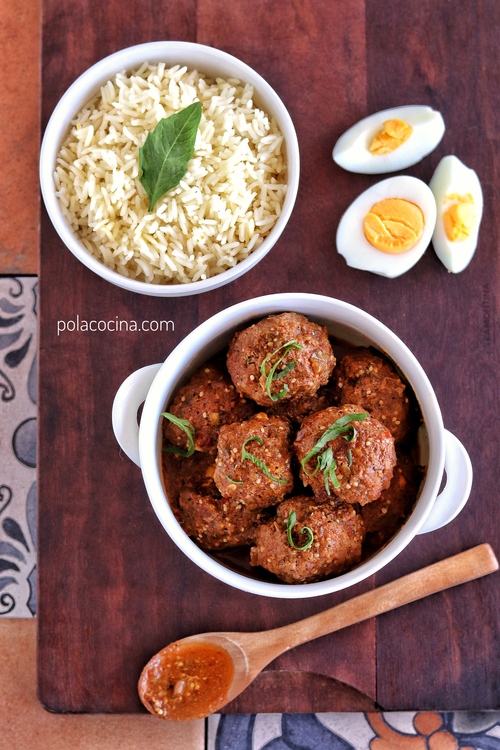 Albóndigas en salsa de chipotle quemado y tomate verde receta