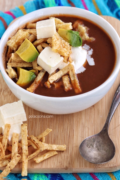 Sopa azteca de frijol y tortilla receta mexicana tradicional